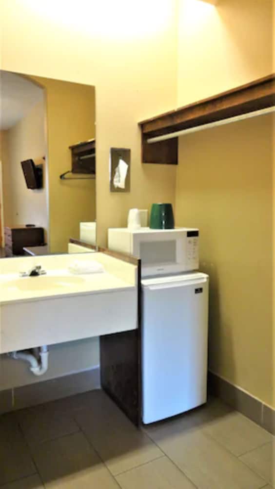 Standard Room, 1 King Bed photo 2