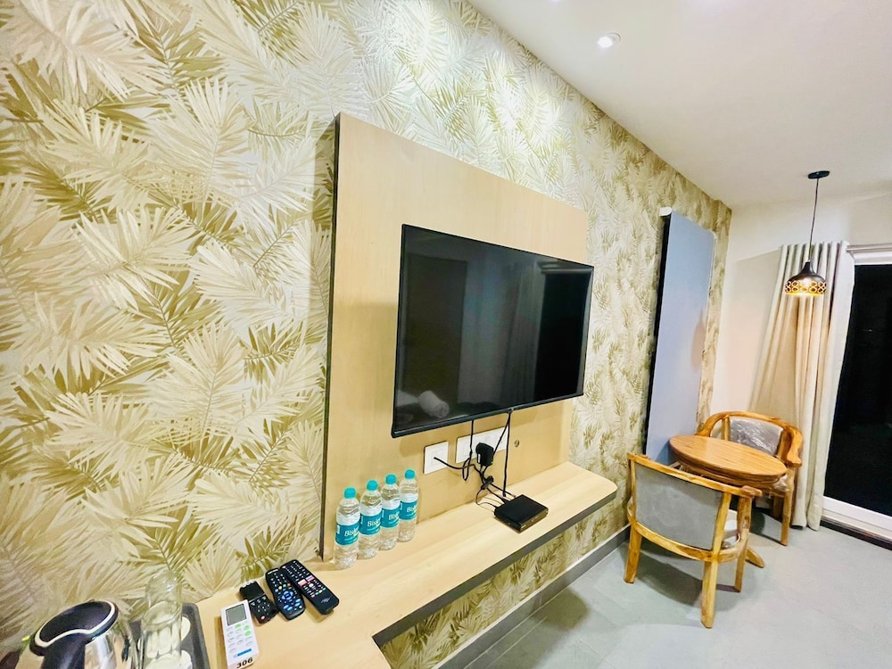 DELUXE ROOM - Photo 12