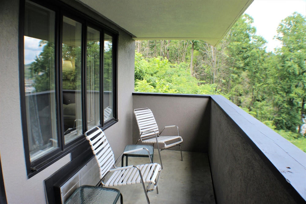 Room, 2 Double Beds, Mountain View (with Fireplace) photo 1