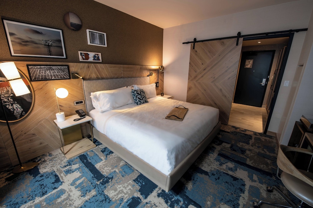 Room, 1 King Bed (Mobility Accessible, Transfer Shower) - Photo 3