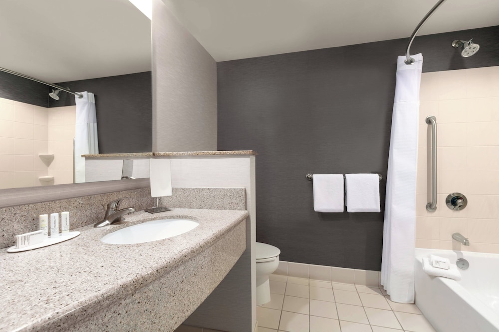 Room, 2 Queen Beds (Mobility/Hearing Accessible, Tub) - Photo 4