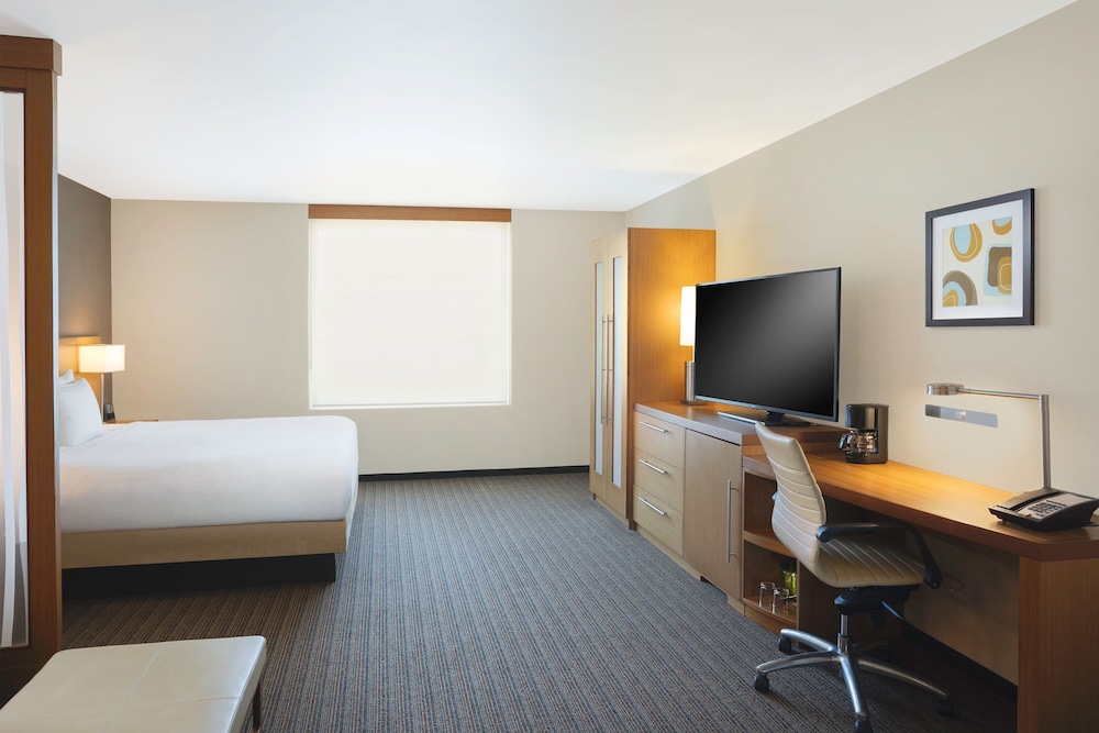 Deluxe Room, 1 King Bed, City View photo 1
