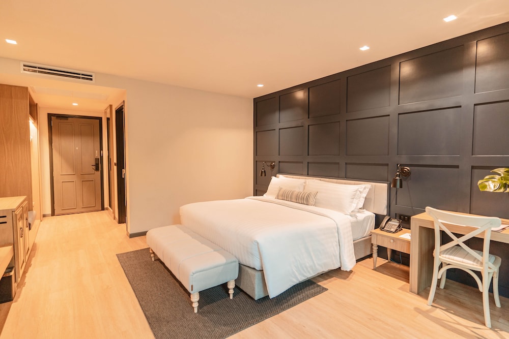 Garden Wing Deluxe Room (King Bed) - Photo 2