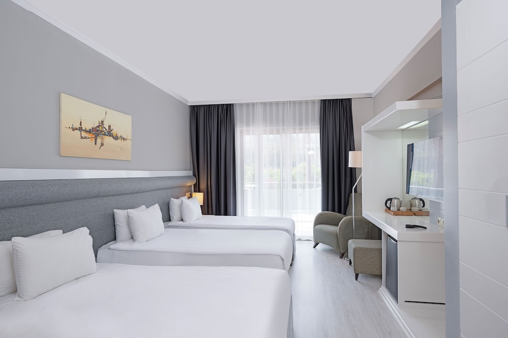 Grand Superior Room, Pool View