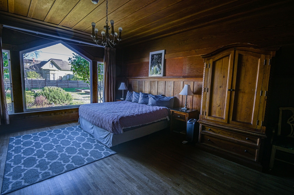 Premier Double Room Single Use, 1 King Bed, Garden View photo 2
