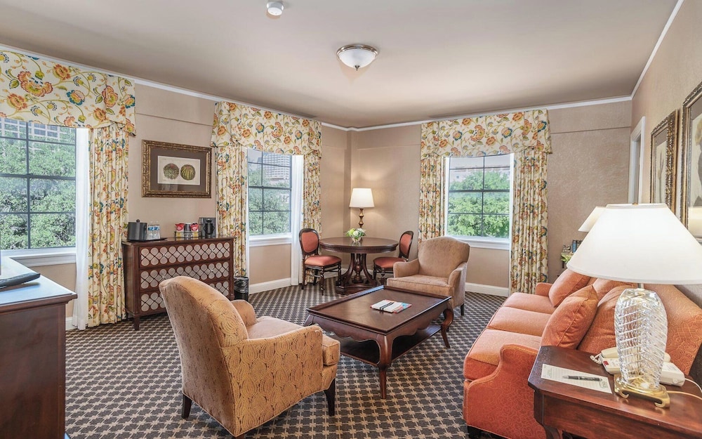 Suite (Alamo Plaza)