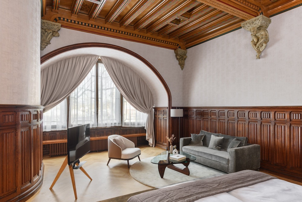 Suite, 1 Queen Bed, Lake View photo 2
