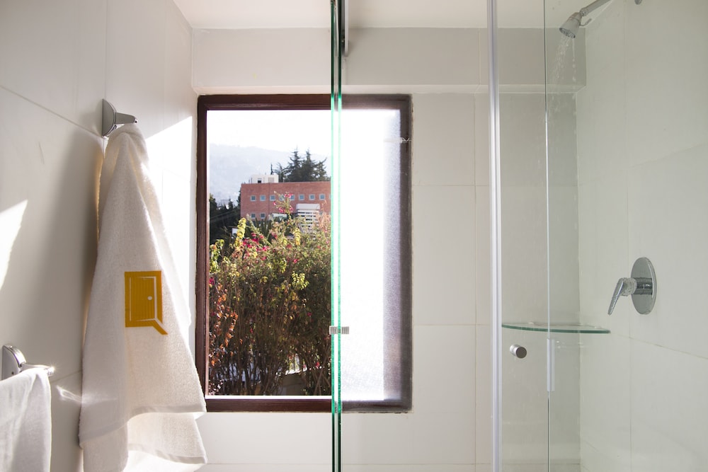 Deluxe Suite, 1 King Bed, City View, Mountainside photo 2
