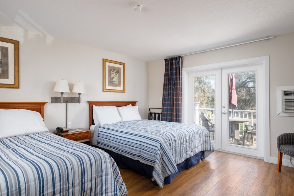 Standard Double Room, 2 Queen Beds, River View photo 2