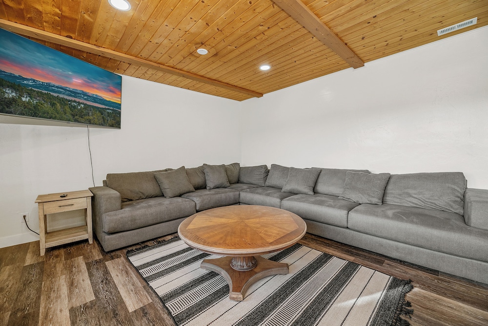 House, Multiple Beds, Hot Tub, Mountain View photo 3