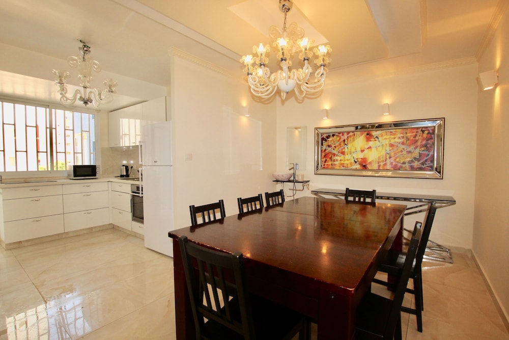Family Apartment, 4 Bedrooms, Smoking, Sea Facing photo 3