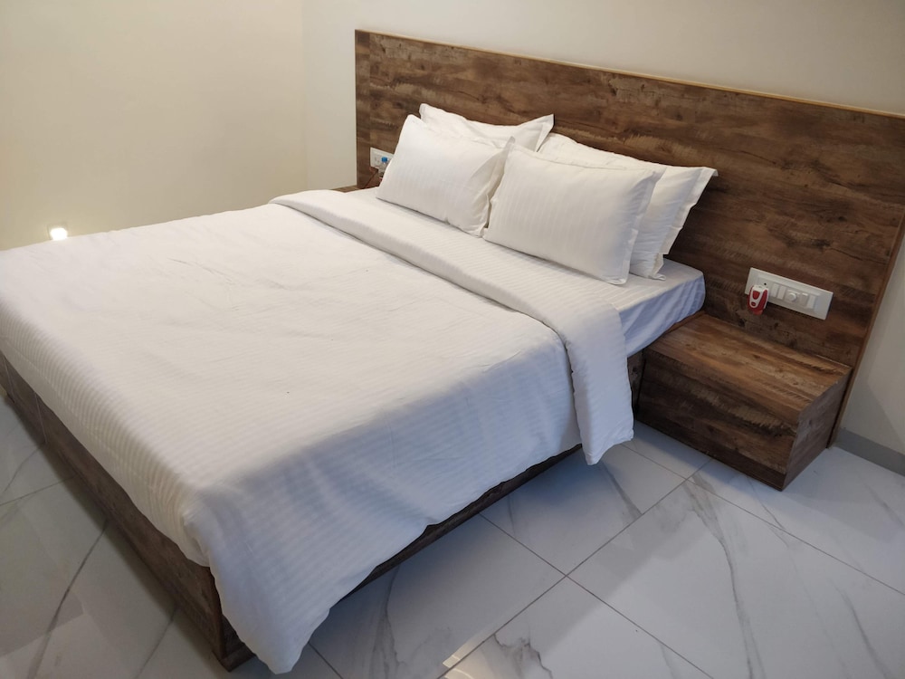 Deluxe Room, 1 Queen Bed, Pool View photo 3