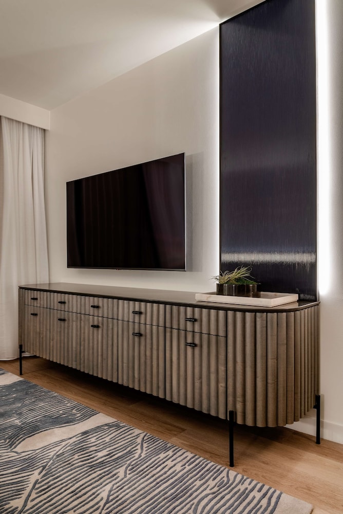Suite, 1 King Bed (Roll-In Shower) - Photo 1