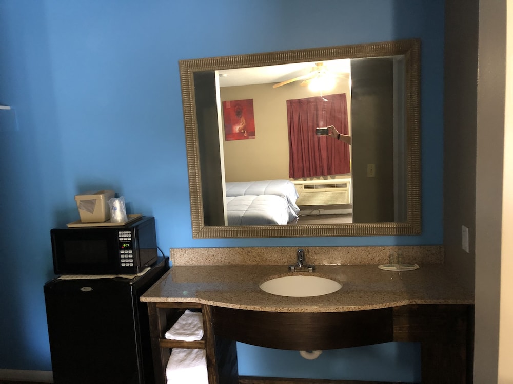 Standard Room, 1 Queen Bed photo 2