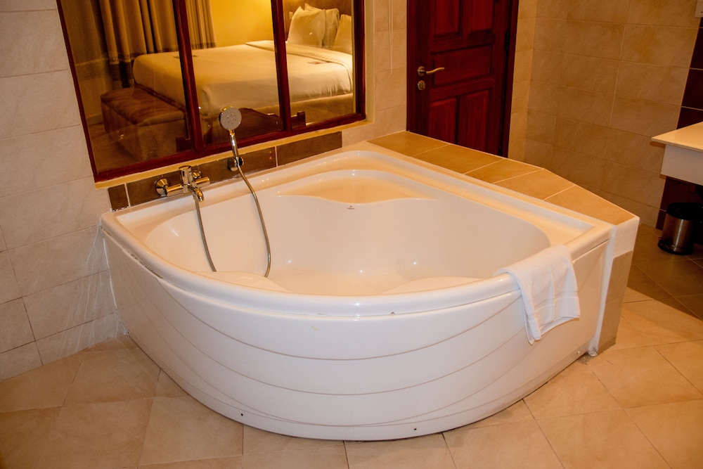 Executive Suite - Photo 5