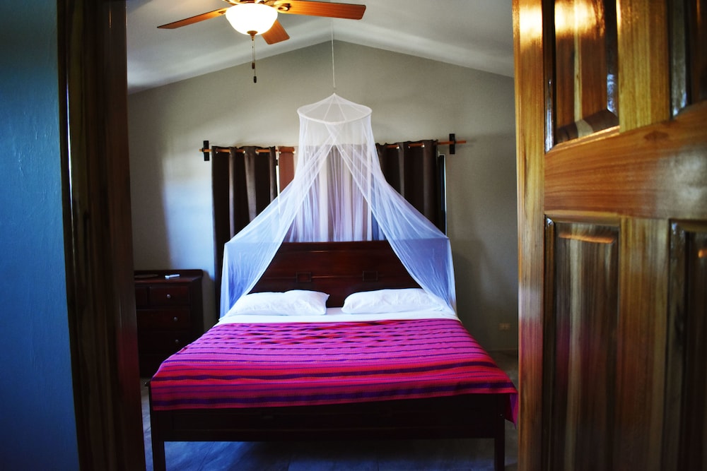 House, 3 Bedrooms, Hill View, Mountainside photo 2