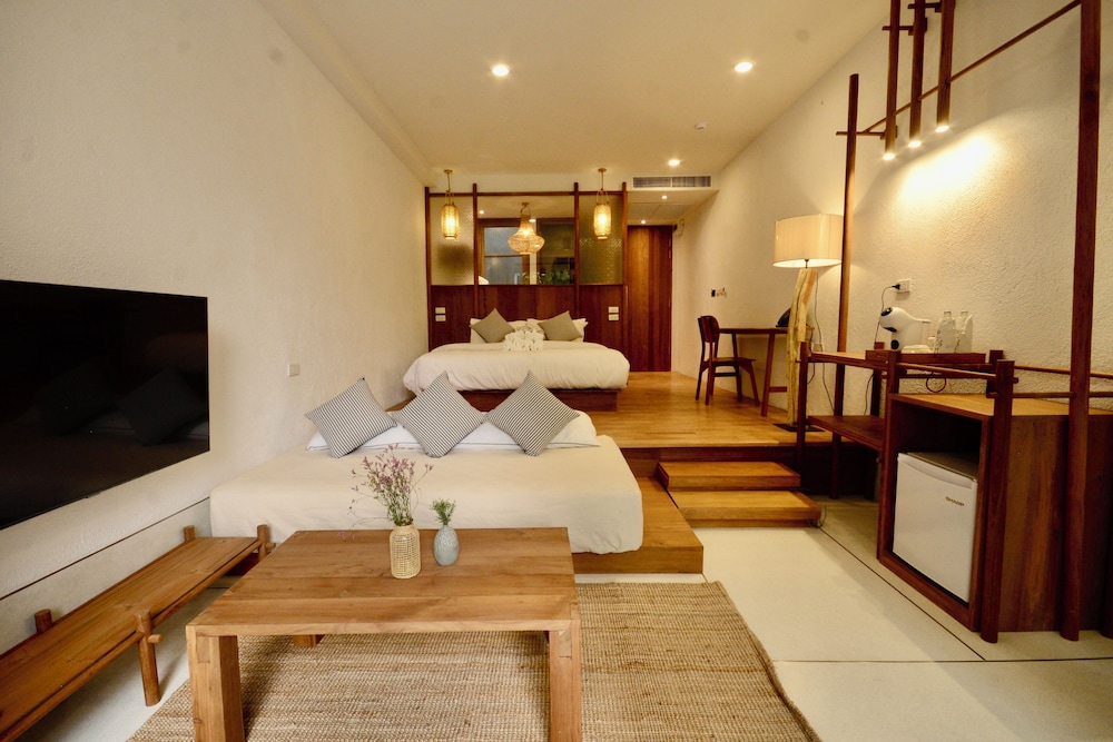 Luxury Suite with Bathtub on the Balcony - Photo 2