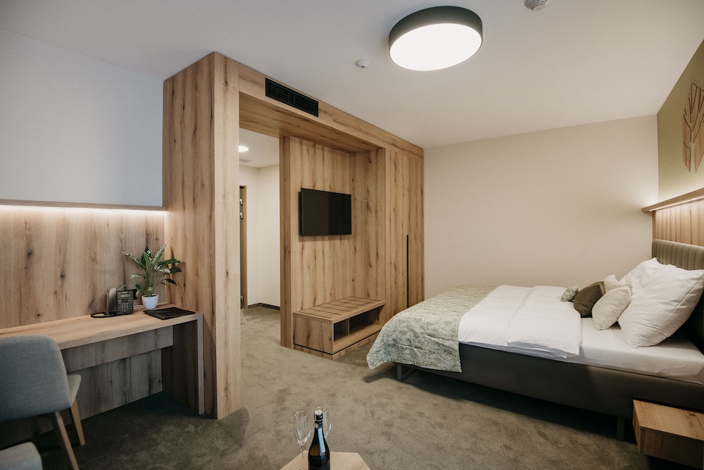 Family Double Room, 1 King Bed with Sofa bed, Ensuite photo 3