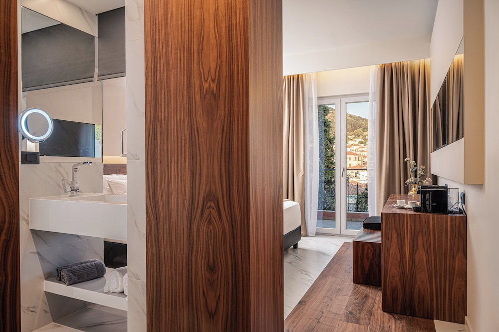 Deluxe Double or Twin Room with Side Sea View photo 2