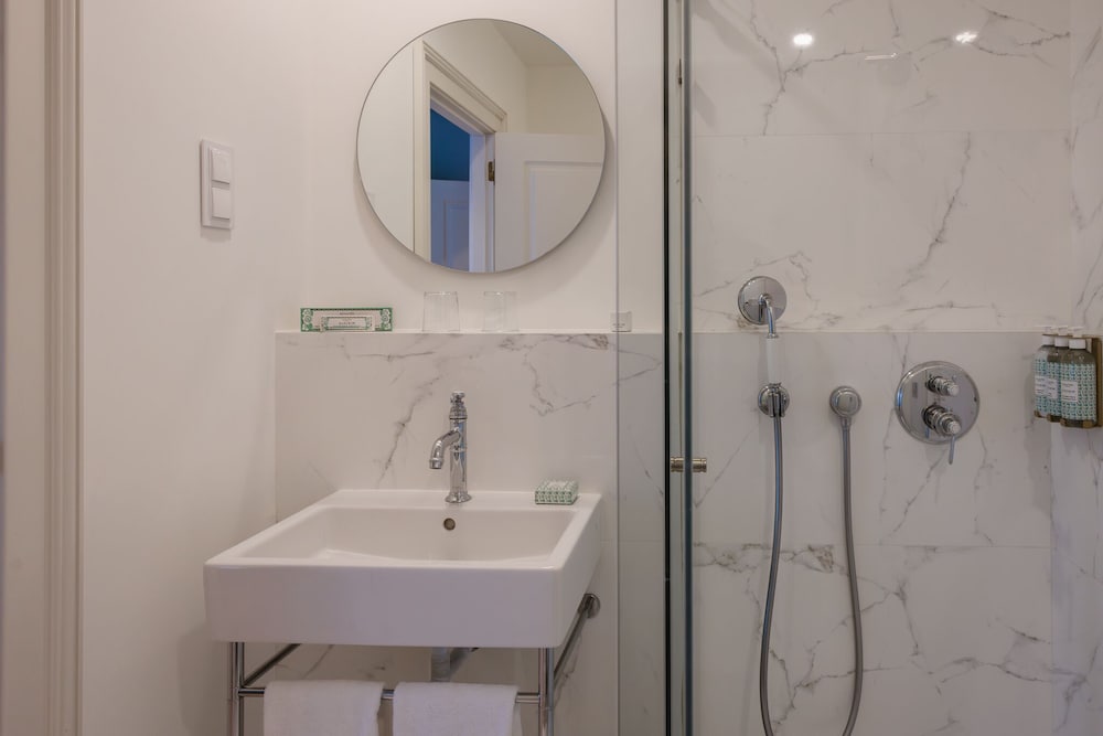Signature Suite - Photo 4