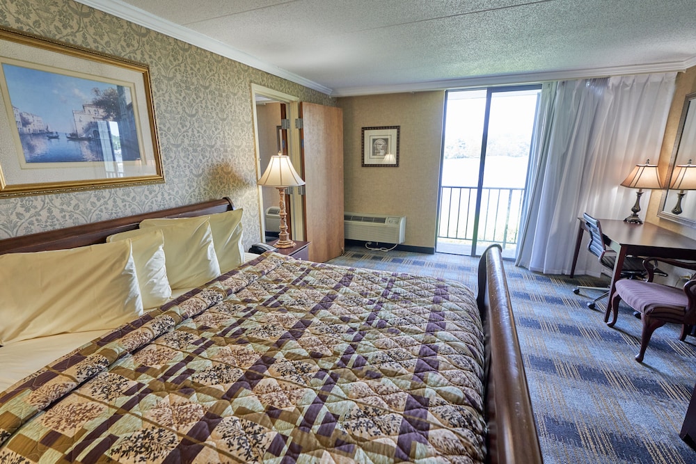 River-view Room, King Suite with Jetted tub and Balcony photo 2