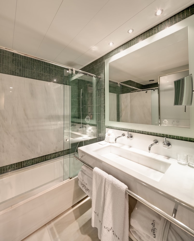 Superior Double Room Single Use thumbnail 5