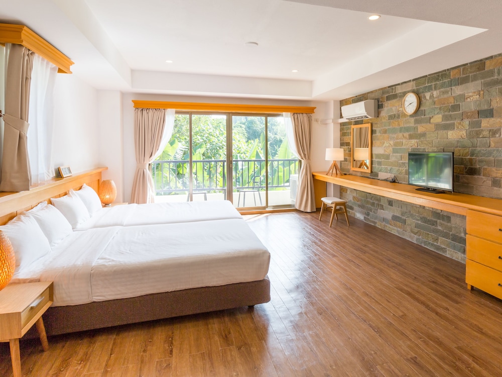 Superior Twin Room (with Complementary Airport Shuttle Services)