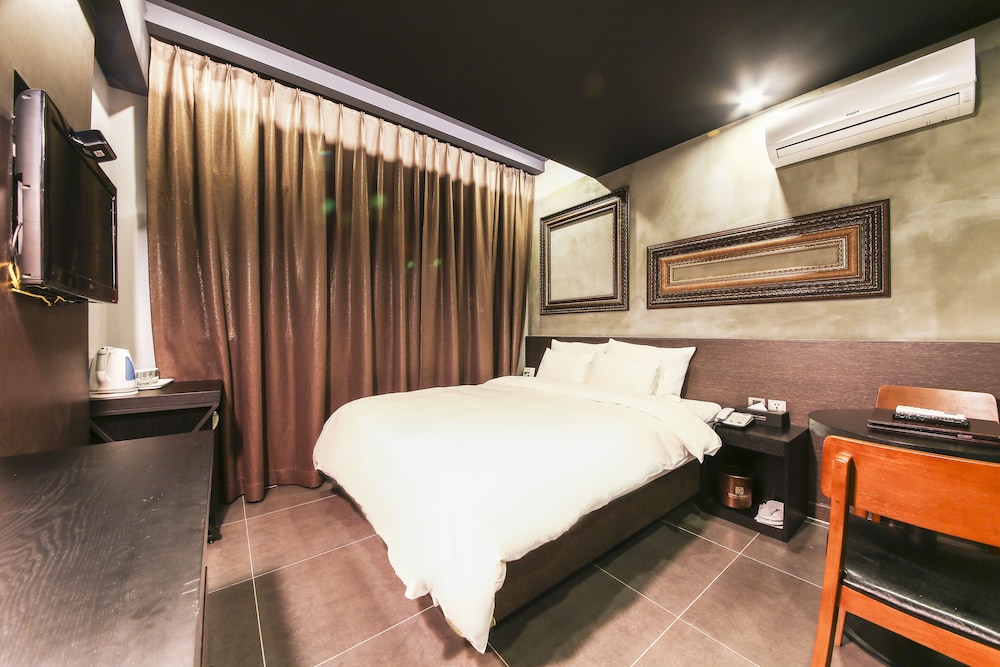 Standard Double Room, 1 Bedroom, Non Smoking - Photo 5