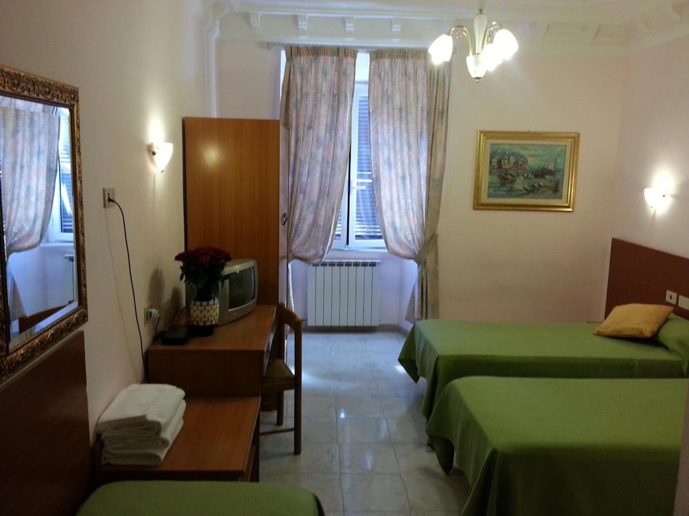 City Quadruple Room photo 2
