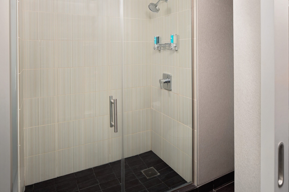 Room, 2 Queen Beds (Mobility/Hearing Access, Roll-In Shwr) - Photo 5