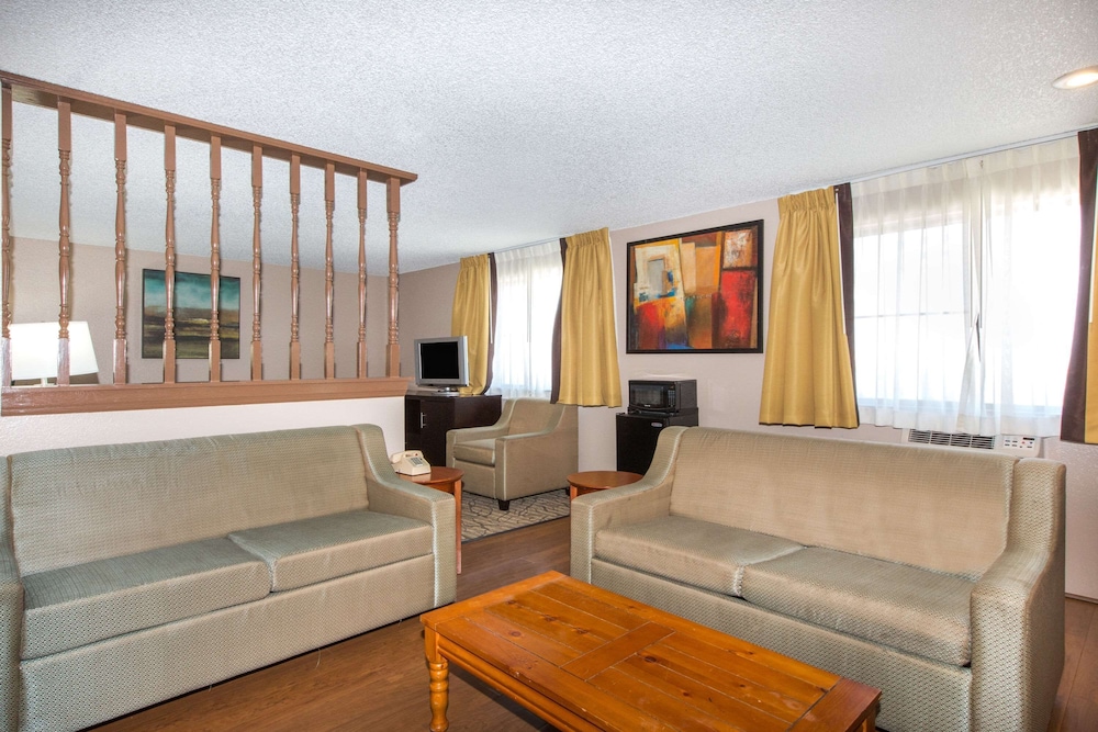 Studio Suite, 1 King Bed with Sofa bed, Non Smoking, Refrigerator - Photo 7