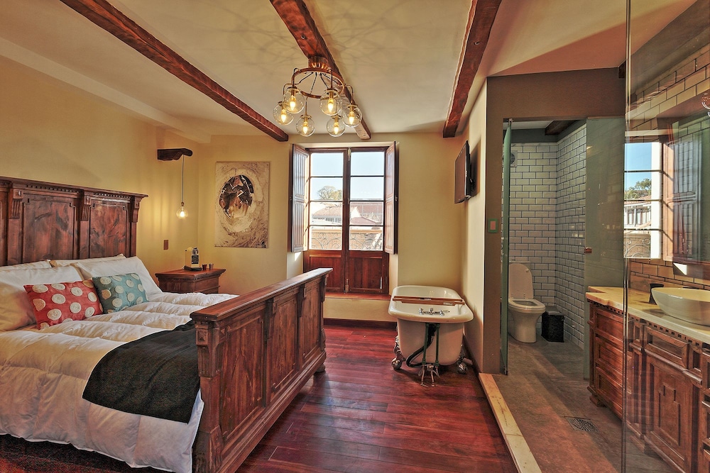 Grand Suite, 1 Queen Bed, Refrigerator, Courtyard Area photo 3