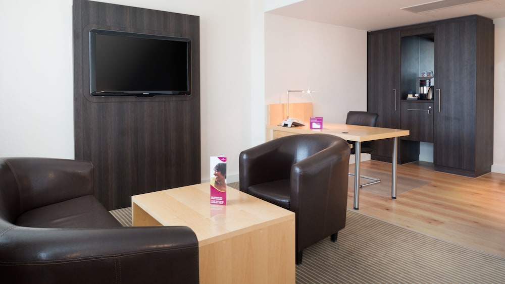 Junior Suite, 1 Queen Bed - Photo 2