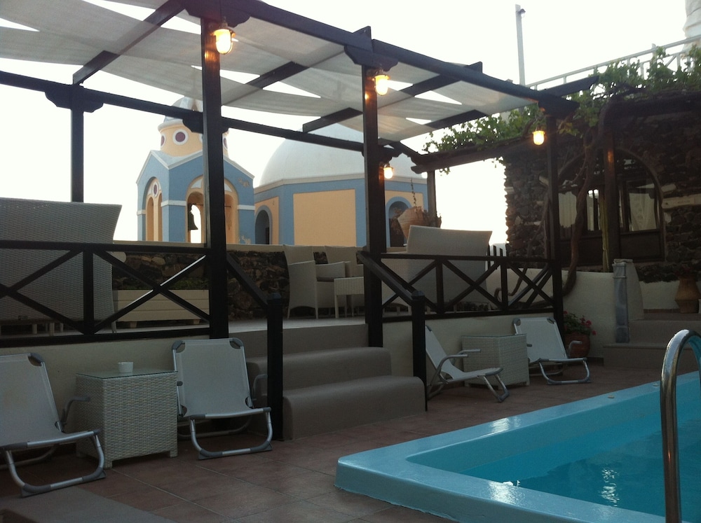 Family Cave Suite with Caldera View and Shared Pool