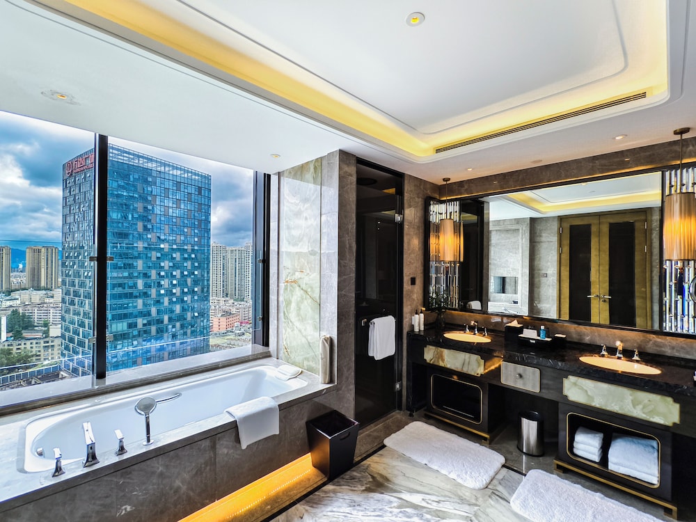 Luxury Suite, 1 Bedroom, City View photo 2