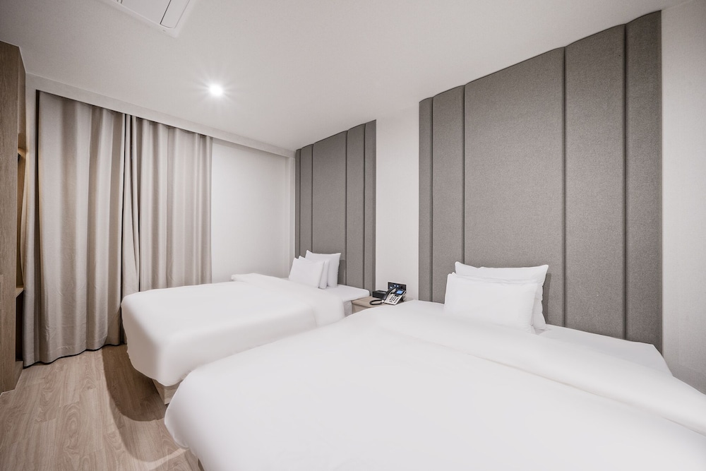 Premium Twin Room - Photo 2
