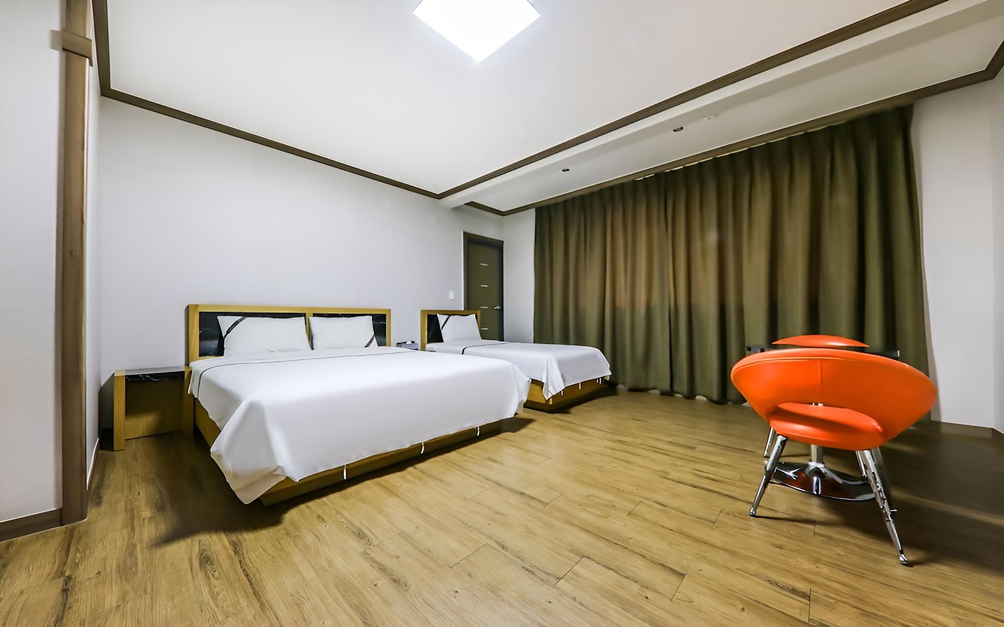 Room (Deluxe Twin) - Photo 2