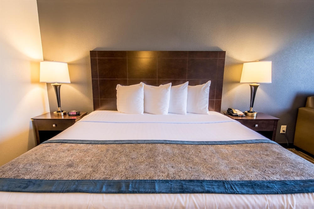 Suite, 1 King Bed, Non Smoking, Jetted Tub - Photo 2