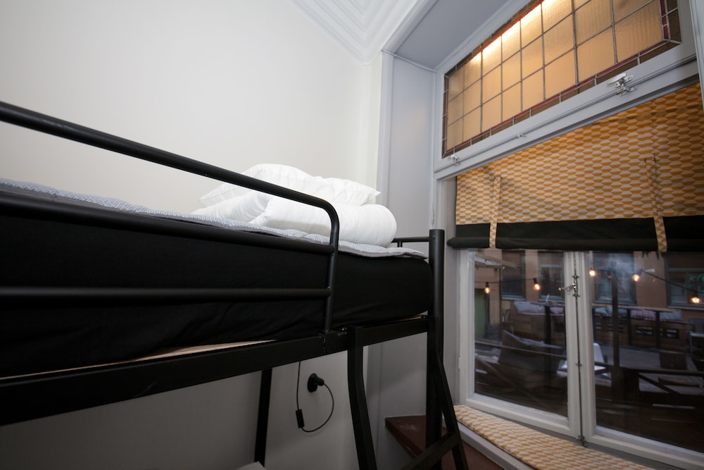 Twin Room, Shared Bathroom thumbnail 6