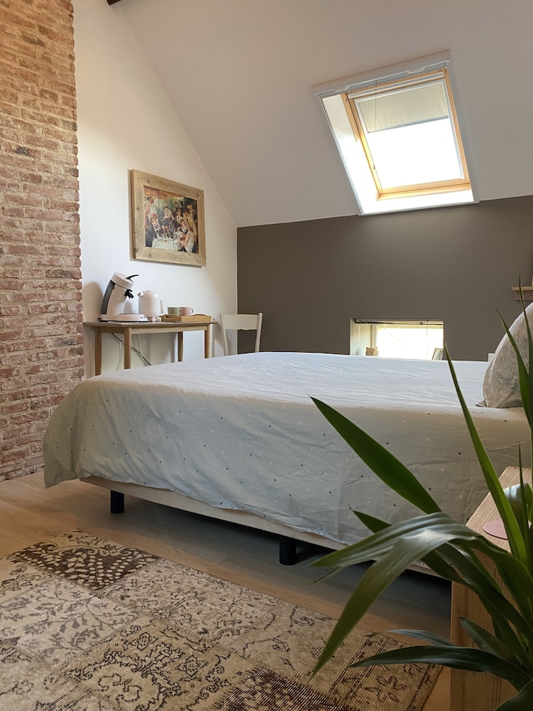Double Room, 1 Queen Bed (Rose) photo 1
