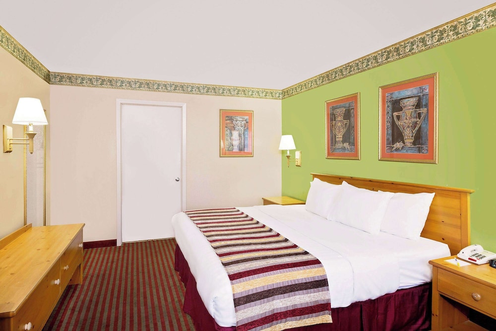 Standard Room, 1 King Bed, Accessible, Smoking - Photo 2