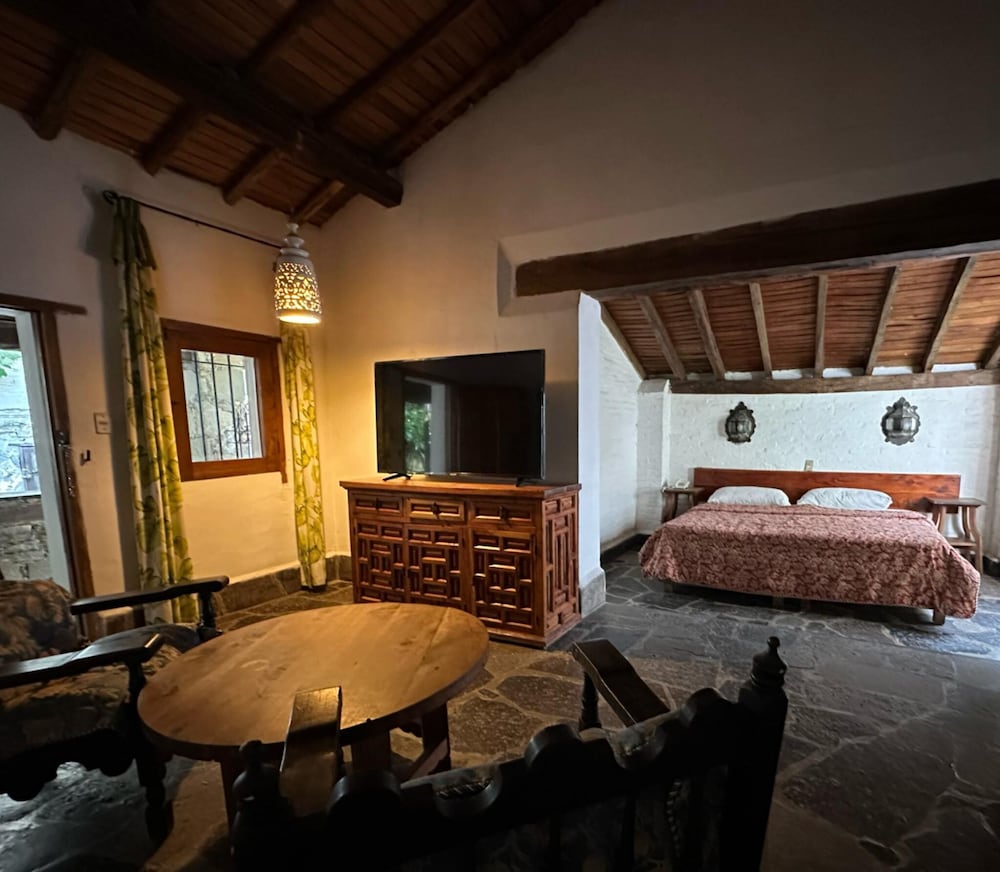 Standard Room, 1 King Bed - Photo 5