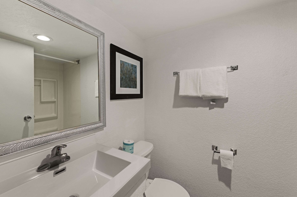 Business Suite, 1 King Bed, Non Smoking - Photo 10