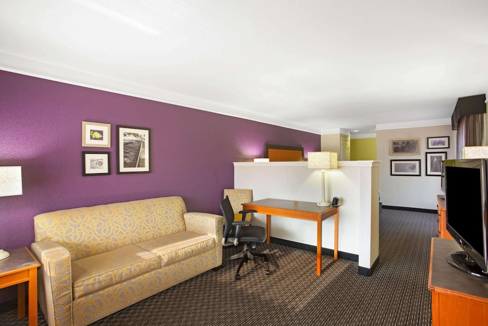 Deluxe Room, 1 King Bed, Non Smoking - Photo 4