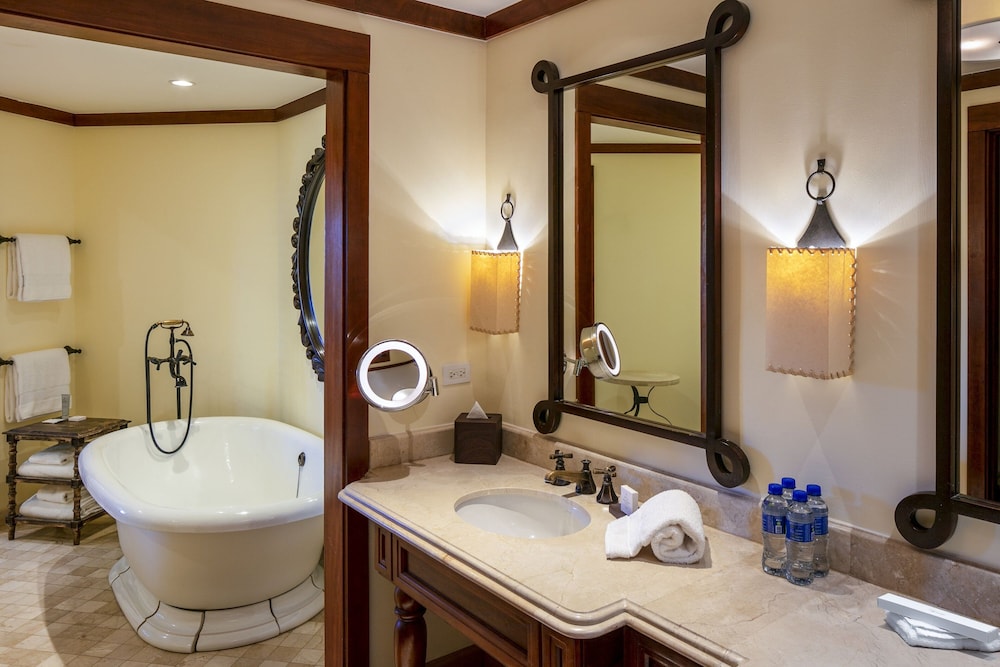Suite, 1 Bedroom, Balcony (Oceanfront) - Photo 8