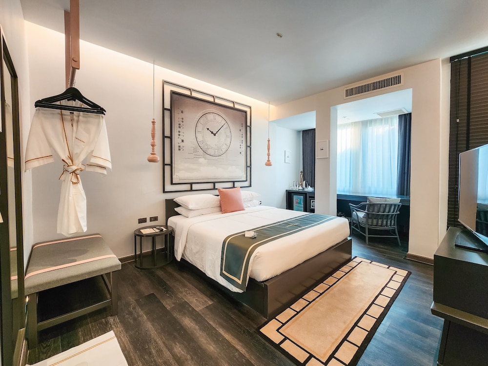 Superior King Suite - Photo 6