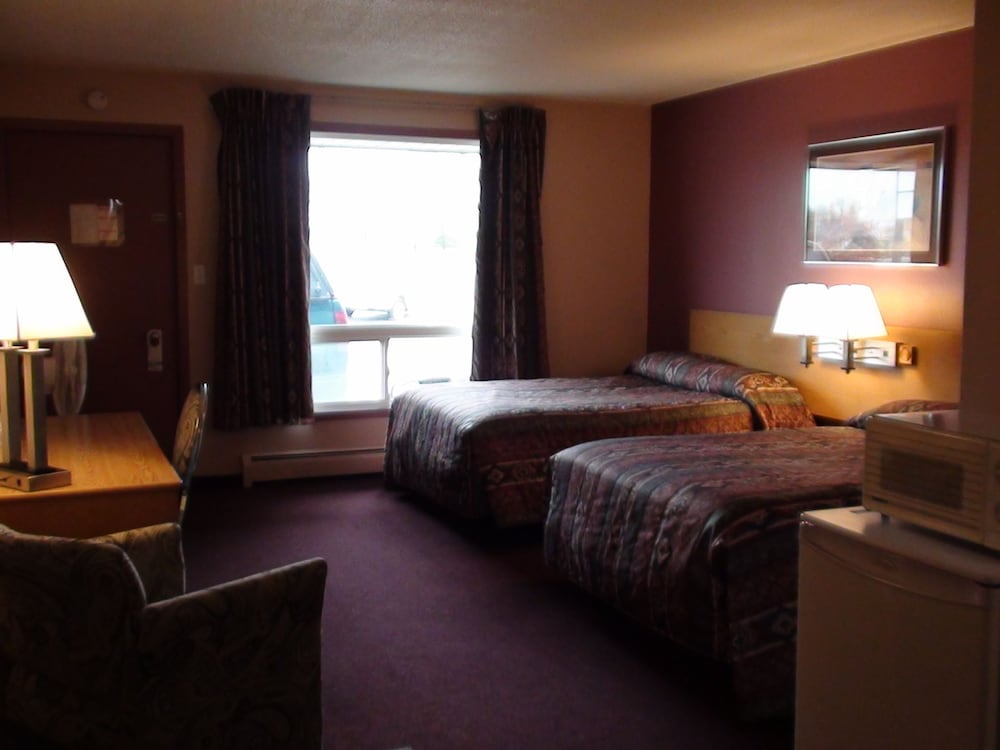 Standard Quadruple Room, 2 Double Beds, Non Smoking, Refrigerator & Microwave photo 1