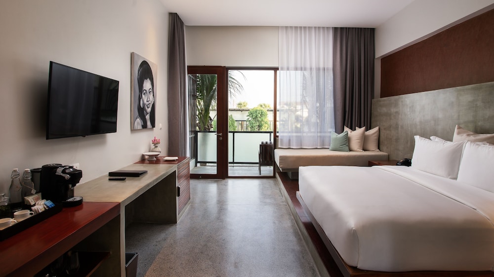 Deluxe King Room - Free Airport Transfers + Mini-Bar - Photo 1