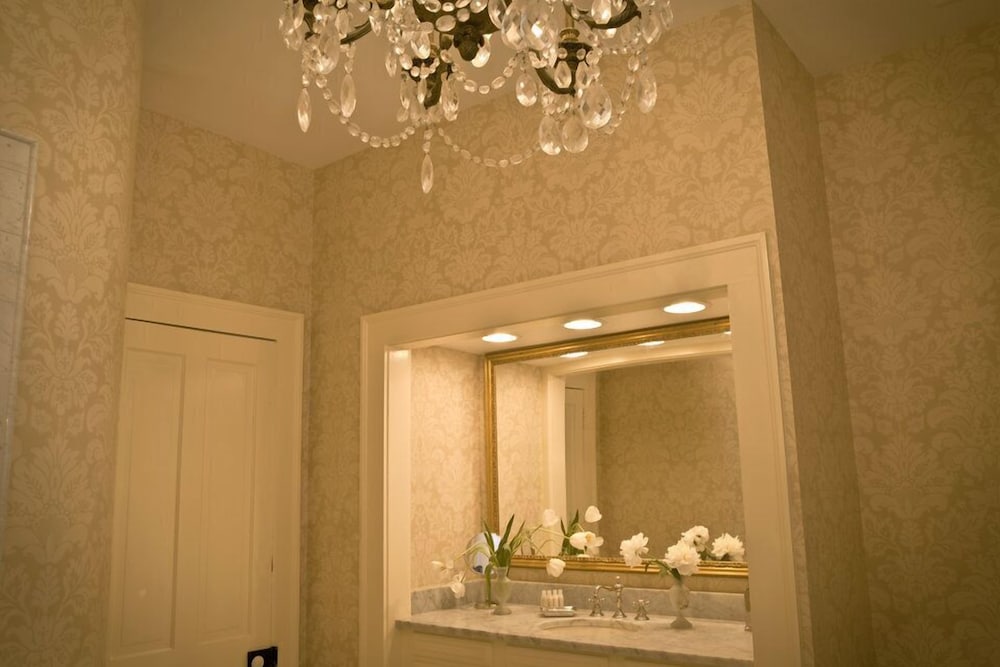 Mansion Queen Room (2nd Floor) photo 2