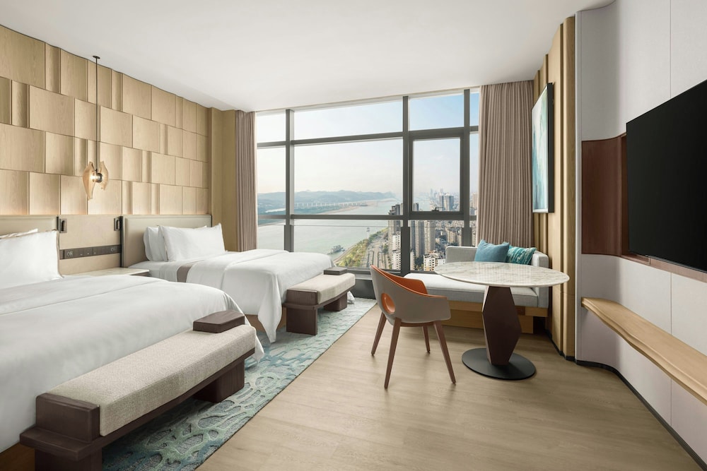 Club Room, 2 Twin Beds, River View